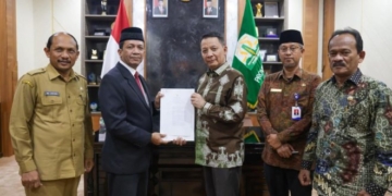 Penjabat Gubernur Aceh, Achmad, menyerahkan SK Perpanjangan Masa Jabatan Pj Bupati Bireuen, Aulia Sofyan, di Banda Aceh, Selasa (15/8/2023). (Foto: Alibi/Dok. Humas Aceh)