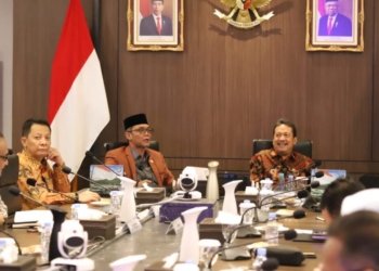 Penjabat Gubernur Aceh, Achmad Marzuki, bersama Anggota DPR RI, TA Khalid melakukan pertemuan dengan Menteri Kelautan dan Perikanan RI, Wahyu Sakti Trenggono. (Foto: Alibi/Dok. Humas Aceh)