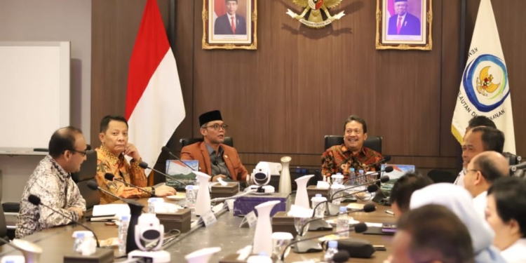 Penjabat Gubernur Aceh, Achmad Marzuki, bersama Anggota DPR RI, TA Khalid melakukan pertemuan dengan Menteri Kelautan dan Perikanan RI, Wahyu Sakti Trenggono. (Foto: Alibi/Dok. Humas Aceh)