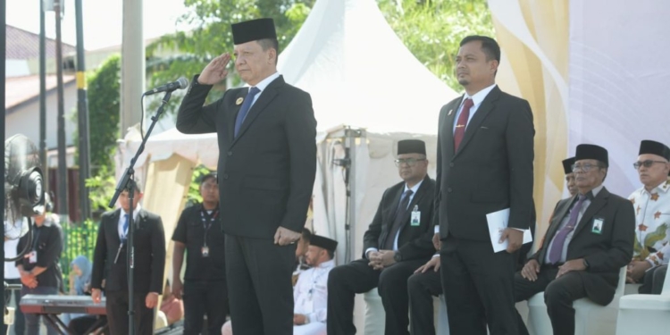 Penjabat (Pj) Gubernur Aceh Achmad Marzuki, saat menjadi Inspektur Upacara Hari Ulang Tahun Bank Aceh Syariah ke 50, di Banda Aceh, Minggu (6/8/2023). (Foto: Alibi/Dok. Humas Aceh)