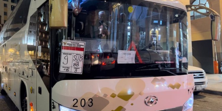 Bus SUB 88, jemaah kloter terakhir, berangkat dari hotel di Madinah menuju Bandara untuk kembali ke Tanah Air. (Foto: Alibi/Dok. Kemenag RI)