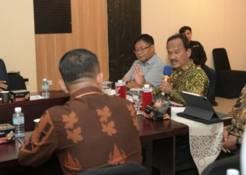Asisten Perekonomian dan Pembangunan Sekda Aceh, Mawardi, saat menggelar Rapat Koordinasi Gerakan Nasional Pengendalian Inflasi Pangan (GNPIP) Aceh tahun 2023. (Foto: Alibi/Dok. Humas Aceh)