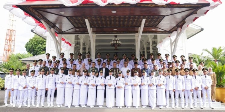 Penjabat Gubernur Aceh Achmad Marzuki foto bersama Kepala SKPA/Biro dan 66 lulusan Institut Pemerintahan Dalam Negeri (IPDN) Angkatan XXX asal pendaftaran Aceh, di Banda Aceh, Selasa (15/8/2023). (Foto: Dok. Humas Aceh)