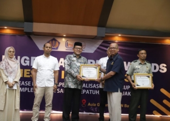 Kepala Kanwil Kemenag Aceh, Azhari (berpeci), menerima penghargaan KPPN Awards. (Foto: Alibi/Dok. Kemenag Aceh)