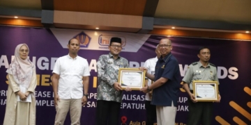 Kepala Kanwil Kemenag Aceh, Azhari (berpeci), menerima penghargaan KPPN Awards. (Foto: Alibi/Dok. Kemenag Aceh)