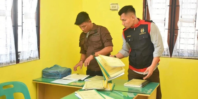 Arsip foto - Tim penyidik Kejari Bireuen memeriksa dokumen terkait pengelolaan dana simpan pinjam program PNPM Gandapura di Bireuen. (Foto: Dok. Antara/HO/Humas Kejari Bireuen)