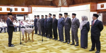 Penjabat Gubernur Aceh Achmad Marzuki saat melantik 11 Pejabat Eselon II pada lingkungan Pemerintah Aceh, di Anjong Mon Mata, Banda Aceh, Rabu (16/8/2023). (Foto: Alibi/Dok. Humas Aceh)