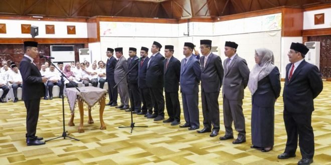 Penjabat Gubernur Aceh Achmad Marzuki saat melantik 11 Pejabat Eselon II pada lingkungan Pemerintah Aceh, di Anjong Mon Mata, Banda Aceh, Rabu (16/8/2023). (Foto: Alibi/Dok. Humas Aceh)