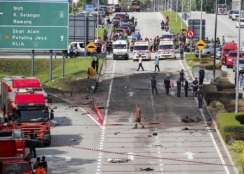Malaysia geger ketika sepuluh orang tewas akibat pesawat pribadi jatuh di jalanan Selangor, menimpa pengendara yang sedang melintas pada Kamis (17/8/2023). (Foto: Dok. Reuters/Hasnoor Hussain)