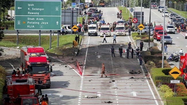 Malaysia geger ketika sepuluh orang tewas akibat pesawat pribadi jatuh di jalanan Selangor, menimpa pengendara yang sedang melintas pada Kamis (17/8/2023). (Foto: Dok. Reuters/Hasnoor Hussain)