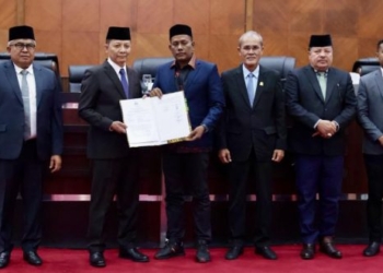 Penjabat Gubernur Aceh, Achmad Marzuki, saat menyerahkan dokumen penandatanganan berita acara kepada Ketua DPRA Saiful Bahri, di gedung utama DPRA, Banda Aceh, Kamis (3/8/2023). (Foto: Alibi/Dok. Humas Aceh)