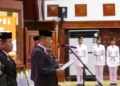 Penjabat Gubernur Aceh Achmad Marzuki, saat mengukuhkan 75 anggota Paskibra Aceh tahun 2023 di Anjong Mon Mata, Banda Aceh, Rabu (16/8/2023). (Foto: Alibi/Dok. Humas Aceh)