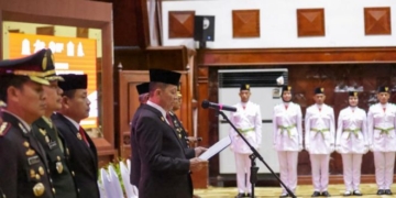 Penjabat Gubernur Aceh Achmad Marzuki, saat mengukuhkan 75 anggota Paskibra Aceh tahun 2023 di Anjong Mon Mata, Banda Aceh, Rabu (16/8/2023). (Foto: Alibi/Dok. Humas Aceh)