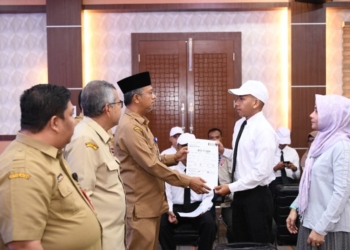 Asisten Administrasi Umum Sekda Aceh, Iskandar, saat mewakili Penjabat Gubernur Aceh melepas keberangkatan 23 Calon Praja IPDN asal Aceh, di Aula Badan Kepegawaian Aceh, Banda Aceh, Senin (7/8/2023). (Foto: Alibi/Dok. Humas Aceh)