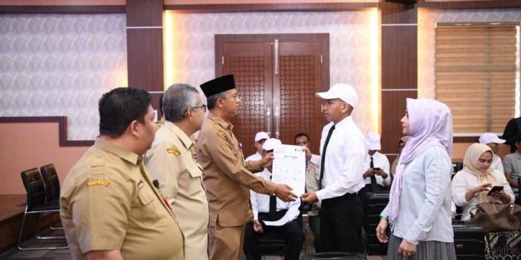 Asisten Administrasi Umum Sekda Aceh, Iskandar, saat mewakili Penjabat Gubernur Aceh melepas keberangkatan 23 Calon Praja IPDN asal Aceh, di Aula Badan Kepegawaian Aceh, Banda Aceh, Senin (7/8/2023). (Foto: Alibi/Dok. Humas Aceh)