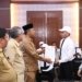 Asisten Administrasi Umum Sekda Aceh, Iskandar, saat mewakili Penjabat Gubernur Aceh melepas keberangkatan 23 Calon Praja IPDN asal Aceh, di Aula Badan Kepegawaian Aceh, Banda Aceh, Senin (7/8/2023). (Foto: Alibi/Dok. Humas Aceh)