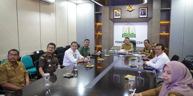 Penjabat Gubernur Aceh, Achmad Marzuki, bersama Tim Pengendali Inflasi Daerah (TPID) mengikuti Rapat Koordinasi Pengendalian Inflasi dengan Mendagri RI, Muhammad Tito Karnavian secara virtual. (Foto: Alibi/Dok. Humas Aceh)