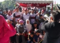 Penjabat (Pj) Gubernur Aceh, Achmad Marzuki, bersama Istri Ny. Ayu Marzuki menyaksikan pawai karnaval HUT Kemerdekaan RI ke-78 di Banda Aceh, Sabtu (19/8/2023). (Foto: Alibi/Dok. Humas Aceh)