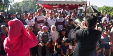 Penjabat (Pj) Gubernur Aceh, Achmad Marzuki, bersama Istri Ny. Ayu Marzuki menyaksikan pawai karnaval HUT Kemerdekaan RI ke-78 di Banda Aceh, Sabtu (19/8/2023). (Foto: Alibi/Dok. Humas Aceh)