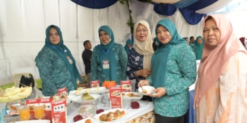 Para peserta lomba memasak serba ikan memperlihatkan hasil masakannya pada peringatan HKG PKK ke-51 Tingkat Provinsi Aceh, di Banda Aceh, Kamis (24/8/2023). (Foto: Alibi/Dok. Humas Aceh)