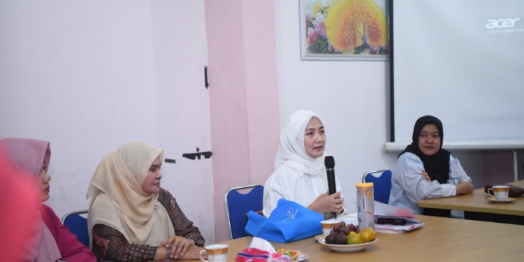 Penjabat Ketua TP-PKK Aceh, Ny Ayu Marzuki, saat memberikan edukasi pada kegiatan pembinaan Pusat Pembelajaran Keluarga (PUSPAGA) di Gampong Peulanggahan, Banda Aceh. (Foto: Alibi/Dok. Humas Aceh)