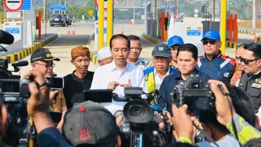 Presiden Joko Widodo menyampaikan keterangannya usai meresmikan Jalan Tol Ciawi-Sukabumi ruas Cigombong-Cibadak di Gerbang Tol Parungkuda, Kabupaten Sukabumi, Provinsi Jawa Barat, Jumat (4/8/2023). (Foto: BPMI Setpres/Laily Rachev)