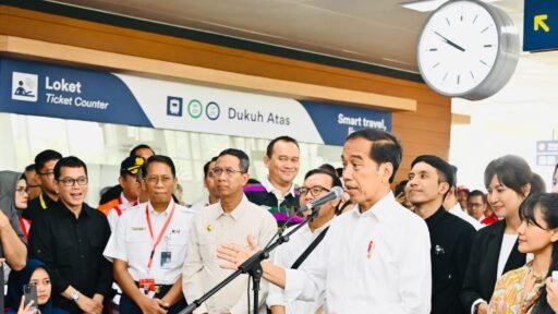 Presiden Jokowi memberikan keterangan di hadapan awak media di Stasiun LRT Dukuh Atas, Jakarta, Kamis (10/8/2023). (Foto: BPMI Setpres/Laily Rachev)