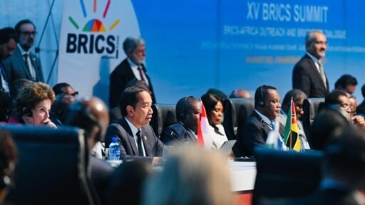 Presiden Joko Widodo dalam sesi BRICS-Africa Outreach and BRICS Plus Dialogue, Konferensi Tingkat Tinggi (KTT) BRICS ke-15, di Republik Afrika Selatan, Kamis (24/8/2023). (Foto: BPMI Setpres/Laily Rachev)