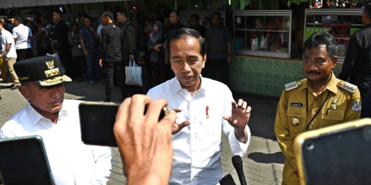 Presiden Joko Widodo memberikan keterangan kepada awak media usai meninjau Pasar Brahrang, di Kota Binjai, Provinsi Sumatra Utara, Jumat (25/8/2023). (Foto: BPMI Setpres/Kris)