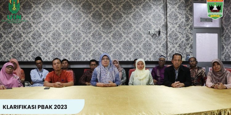 Rektor Universitas Islam Negeri (UIN) Bukittinggi Ridha Ahida (tengah). (Foto: Alibi/Dok. Kemenag RI)