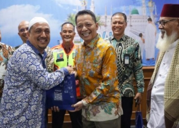 Penjabat Gubernur Aceh, Achmad Marzuki, menyerahkan bingkisan secara simbolis kepada jemaah umrah pada pelepasan keberangkatan perdana penerbangan dari Banda Aceh ke Jeddah dan Madinah. (Foto: Alibi/Dok. Humas Aceh)