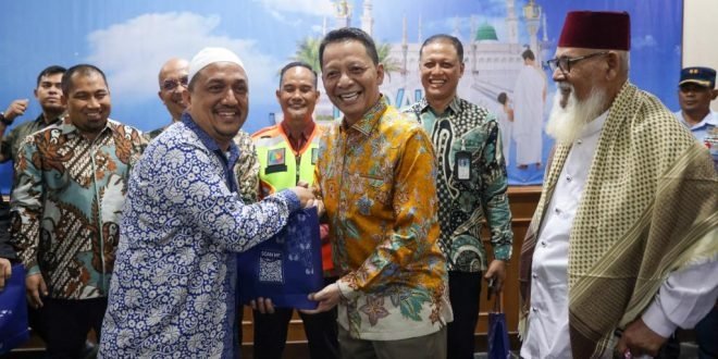 Penjabat Gubernur Aceh, Achmad Marzuki, menyerahkan bingkisan secara simbolis kepada jemaah umrah pada pelepasan keberangkatan perdana penerbangan dari Banda Aceh ke Jeddah dan Madinah. (Foto: Alibi/Dok. Humas Aceh)