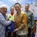 Penjabat Gubernur Aceh, Achmad Marzuki, menyerahkan bingkisan secara simbolis kepada jemaah umrah pada pelepasan keberangkatan perdana penerbangan dari Banda Aceh ke Jeddah dan Madinah. (Foto: Alibi/Dok. Humas Aceh)