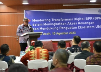 Sekda Aceh, Bustami, saat membuka kegiatan Diseminasi Hasil Studi Pemetaan Layanan Keuangan Digital dalam rangka Mendorong Transformasi Digital BPR/BPRS dan Mendukung Penguatan Ekosistem UMKM. (Foto: Alibi/Dok. Humas Aceh)