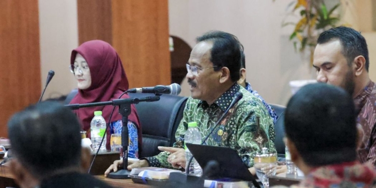 Asisten Perekonomian dan Pembangunan Sekda Aceh, Mawardi, membuka Monitoring dan Evaluasi Pengelolaan Pengaduan Pemerintah Aceh dan Pemerintah Kabupaten/Kota se-Aceh Tahun 2023. (Foto: Alibi/Dok. Humas Aceh)