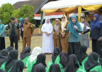 Pj Ketua Tim Penggerak PKK Aceh, Ayu Marzuki, memberikan sosialisasi manfaat tablet tambah darah bagi siswa remaja putri, di SMK Negeri 1 Mesjid Raya, Aceh Besar. (Foto: Alibi/Dok. Humas Aceh)