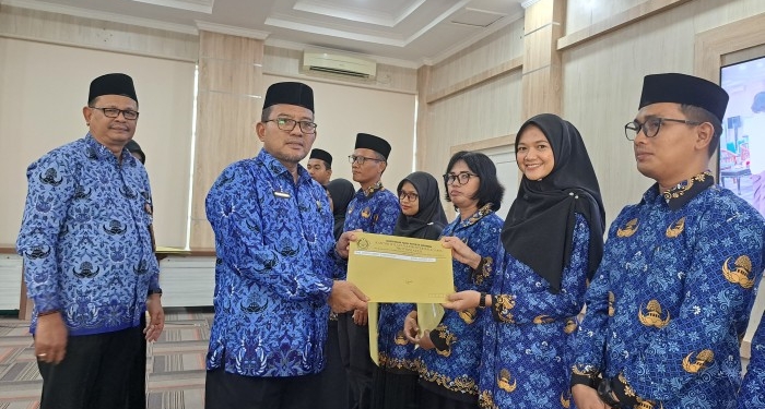 Kakanwil Kemenag Aceh, Azhari, menyerahkan 2.354 SK Pegawai Pemerintah dengan Perjanjian Kerja (PPPK) tahun anggaran 2022. (Foto: Alibi/Dok. Kemenag Aceh)