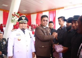 Pemkab Aceh Besar menyerahkan bantuan kepada mantan narapidana teroris usai upacara bendera HUT ke-78 Kemerdekaan RI di Kota Jantho. (Foto: Alibi/Dok. MC Aceh Besar)