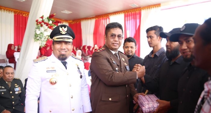 Pemkab Aceh Besar menyerahkan bantuan kepada mantan narapidana teroris usai upacara bendera HUT ke-78 Kemerdekaan RI di Kota Jantho. (Foto: Alibi/Dok. MC Aceh Besar)