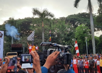 Panglima TNI Laksamana TNI Yudo Margono dan istri melepas peserta lari "Panglima TNI RUN" dalam rangka HUT Ke-78 TNI di Lapangan Monas, Jakarta, Minggu (24/9/2023). (Antara/Laily Rahmawaty)