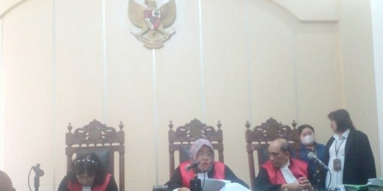 Hakim Ketua Pinta Uli Tarigan (tengah) membacakan amar putusan di Pengadilan Negeri Medan, Sumatera Utara, Selasa (26/9/2023). (Foto: Alibi/M Sahbainy Nasution)