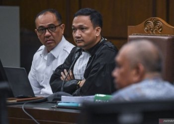 Terdakwa kasus gratifikasi dan Tindak Pidana Pencucuian Uang (TPPU) Rafael Alun Trisambodo (kiri) menjalani sidang lanjutan di Pengadilan Tipikor, Jakarta, Senin (25/9/2023). (Foto: Antara/Galih Pradipta/aww)