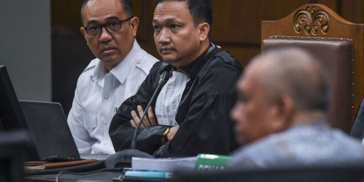 Terdakwa kasus gratifikasi dan Tindak Pidana Pencucuian Uang (TPPU) Rafael Alun Trisambodo (kiri) menjalani sidang lanjutan di Pengadilan Tipikor, Jakarta, Senin (25/9/2023). (Foto: Antara/Galih Pradipta/aww)