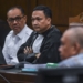 Terdakwa kasus gratifikasi dan Tindak Pidana Pencucuian Uang (TPPU) Rafael Alun Trisambodo (kiri) menjalani sidang lanjutan di Pengadilan Tipikor, Jakarta, Senin (25/9/2023). (Foto: Antara/Galih Pradipta/aww)