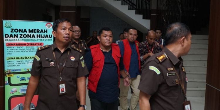 Kejati Sumut membawa terdakwa ke Rutan Kelas I Medan, Sumatera Utara, Senin (18/9/2023). (Foto: Antara/HO - Kejati Sumut)