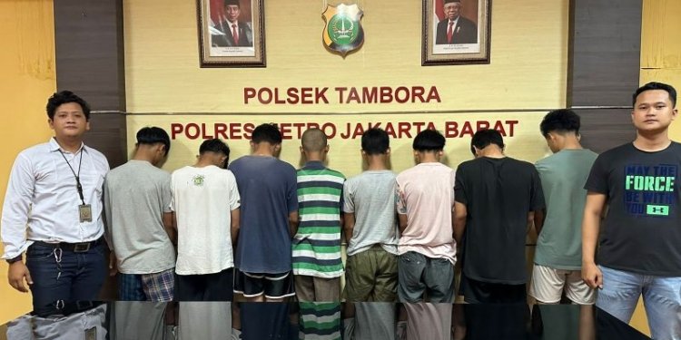 Polisi menangkap delapan anak pelaku pembegalan di Jalan Bandengan Utara, Rt 01 Rw 010, Pekojan, Tambora, Jakarta Barat pada Sabtu (16/9/2023). (Foto: Dok. Antara/HO-Polsek Tambora)