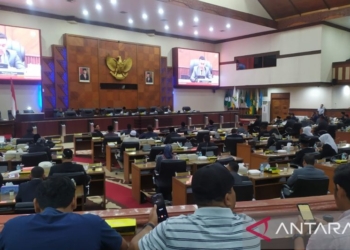 Rapat paripurna DPR Aceh terkait persetujuan usulan pergantian dan pengangkatan Ketua DPR Aceh sisa masa jabatan 2019-2024, di Banda Aceh, Selasa (26/9/2023) malam. (Foto: Dok. Antara/Rahmat Fajri)