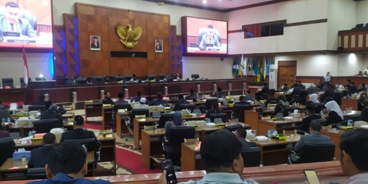 Rapat paripurna DPR Aceh terkait persetujuan usulan pergantian dan pengangkatan Ketua DPR Aceh sisa masa jabatan 2019-2024, di Banda Aceh, Selasa (26/9/2023) malam. (Foto: Dok. Antara/Rahmat Fajri)