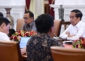 Presiden Joko Widodo menggelar rapat terbatas bersama sejumlah menteri di Istana Merdeka, Jakarta, Senin (25/9/2023), untuk membahas persoalan lahan di Pulau Rempang. (Foto: BPMI Setpres/Lukas)