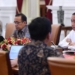Presiden Joko Widodo menggelar rapat terbatas bersama sejumlah menteri di Istana Merdeka, Jakarta, Senin (25/9/2023), untuk membahas persoalan lahan di Pulau Rempang. (Foto: BPMI Setpres/Lukas)